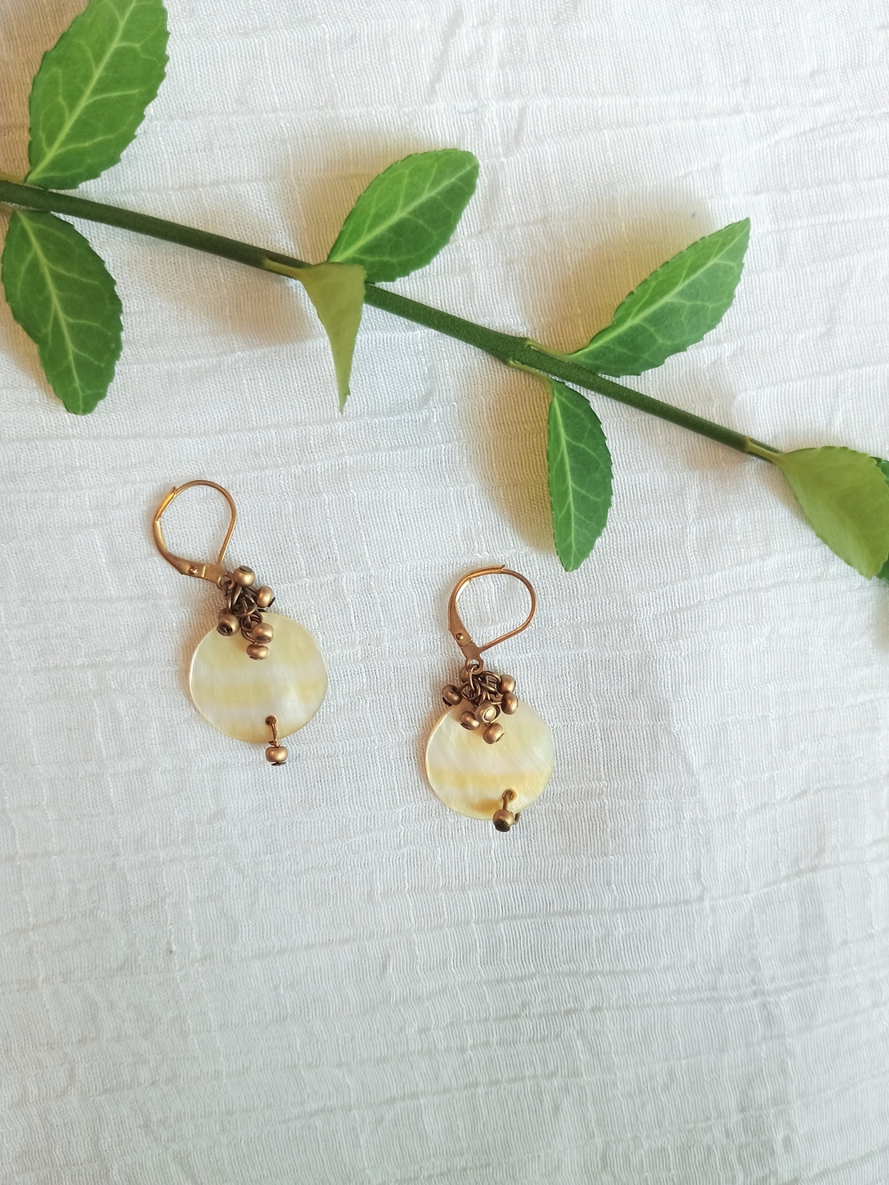 🐡 COASTAL GRANDMOTHER 🐡 Mother-of-Pearl, MOP, & Gold Tone Earrings, Island